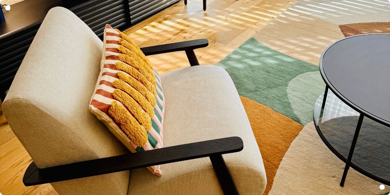 Trend podzimu 2025_ Ořechové dřevo zahřeje i okouzlí (3)